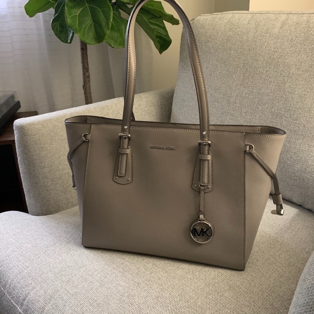 Michael Kors Voyager Medium Tote